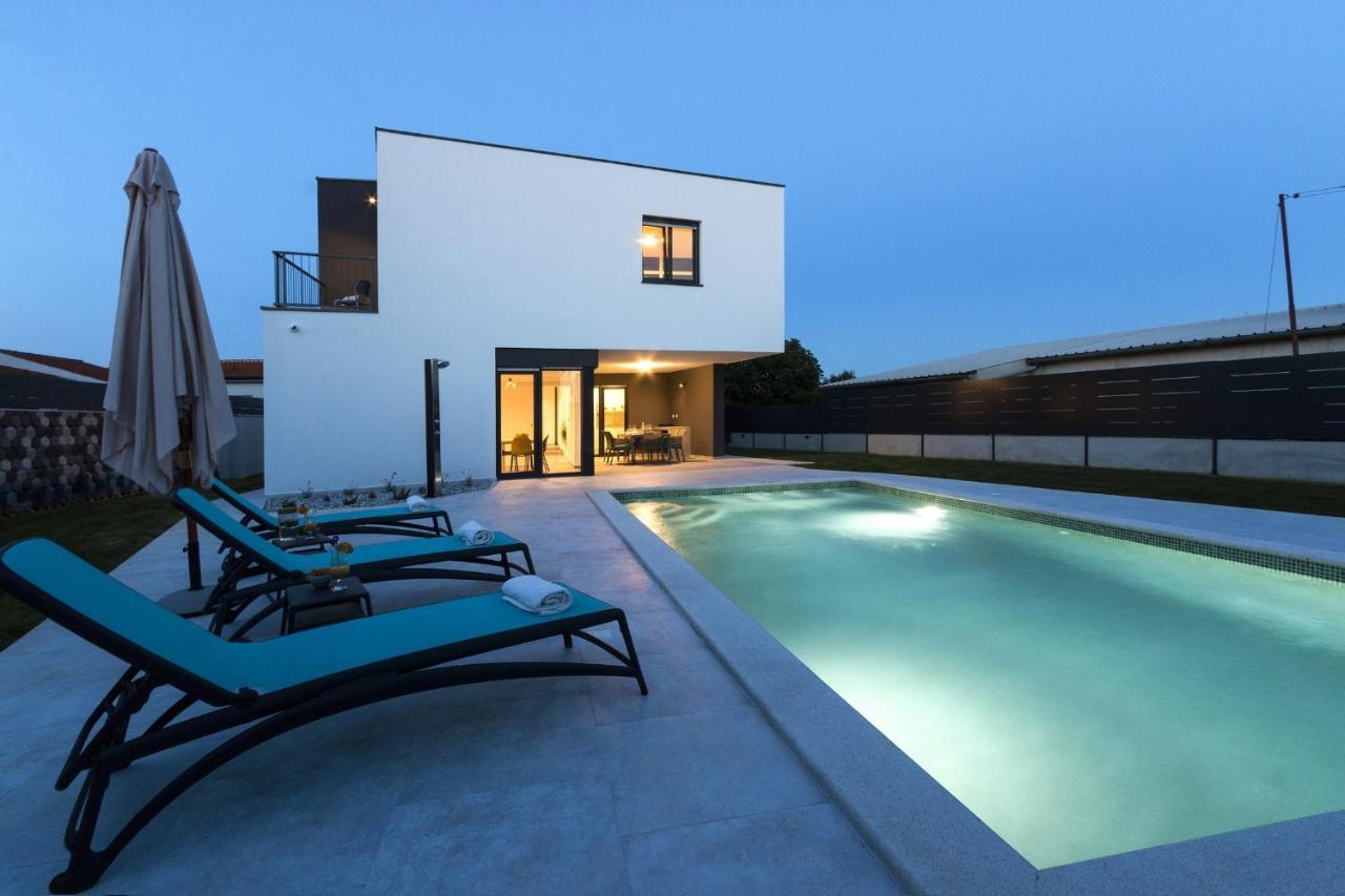 Modern 3-Bedroom Villa With A Private Pool Пула Екстериор снимка