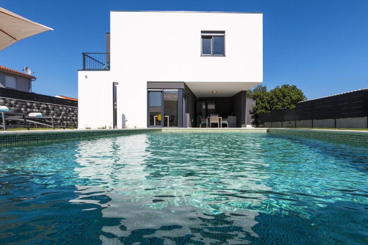 Modern 3-Bedroom Villa With A Private Pool Пула Екстериор снимка